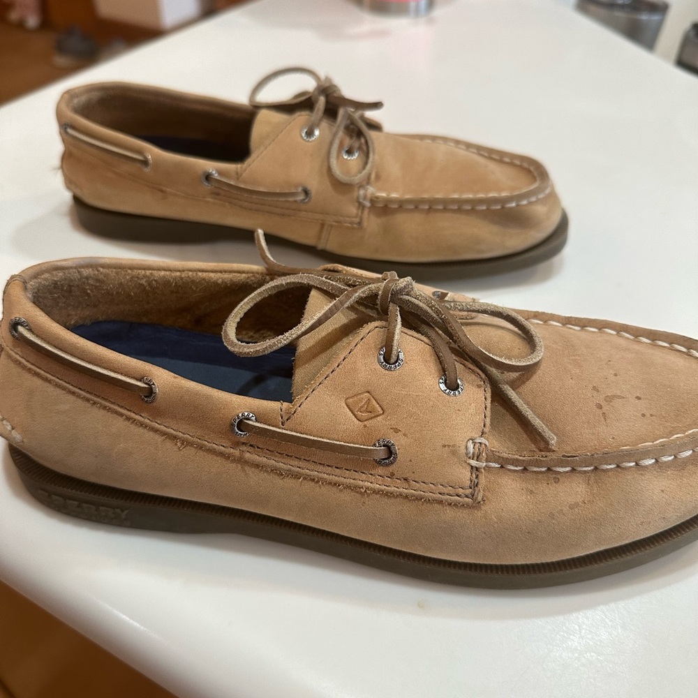 Boys Sperry Size 6 Boat Shoe. Worn 3 times in very good condition.
